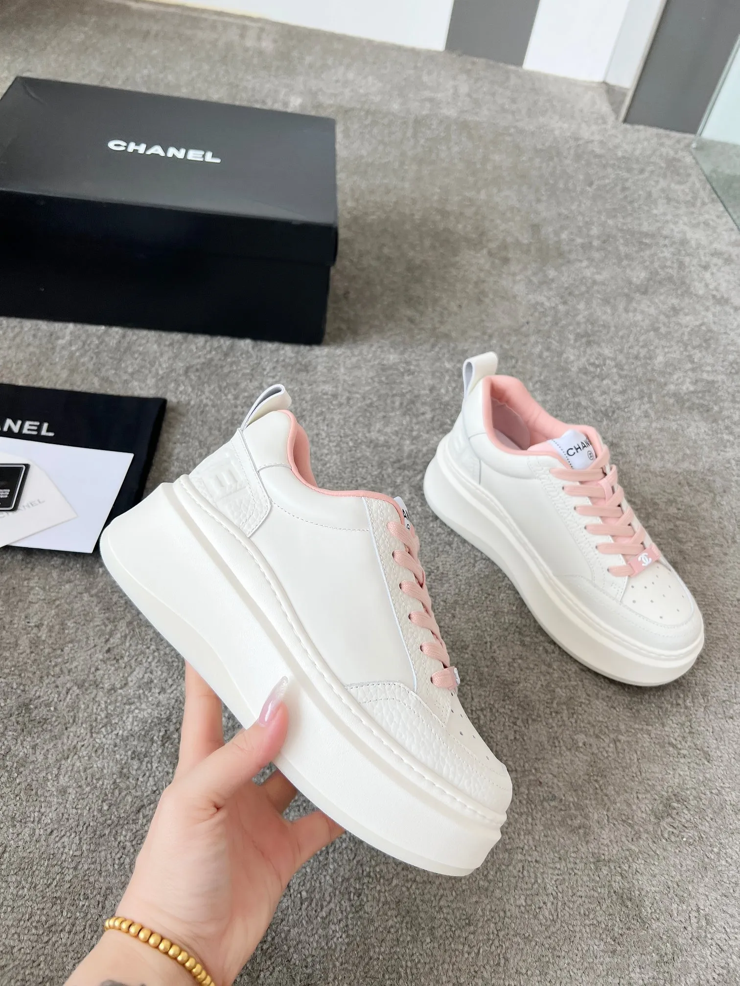 👟👟Ex-factory price 540👟👟 Super popular Chanel Chanel 2025 new casual sports shoes and sneakers. Hard to find in the counter. Super beautiful color. Very versatile. Super comfortable. Full of small fragrance. Classic, durable and versatile. The upper is made of spliced materials. Genuine cowhide, sheepskin lining, original pU+Tpa sole, good resilience. Wear light, white, white and black, white and pink code number: 35-40